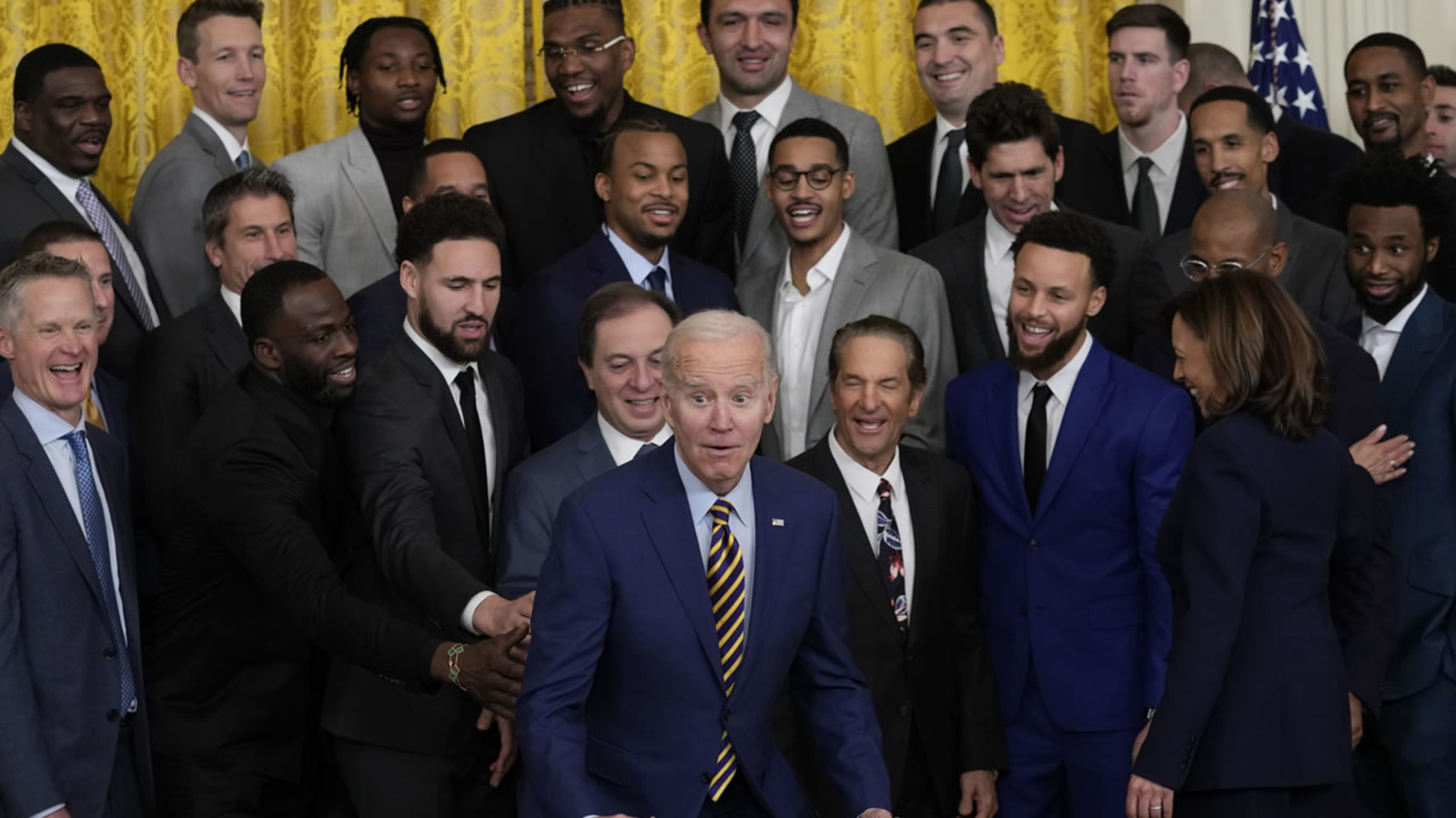 Joe Biden Se Arrodilla Para Una Foto Con El Equipo Golden Warriors