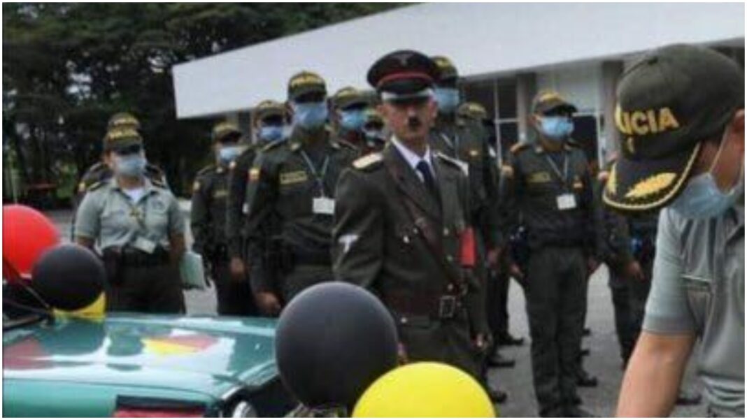 Hitler entre policías en Colombia