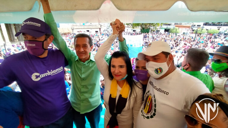 ¡A la fuerza! Alcaldesa opositora intentó «tumbar» radio La Azulita en Mérida