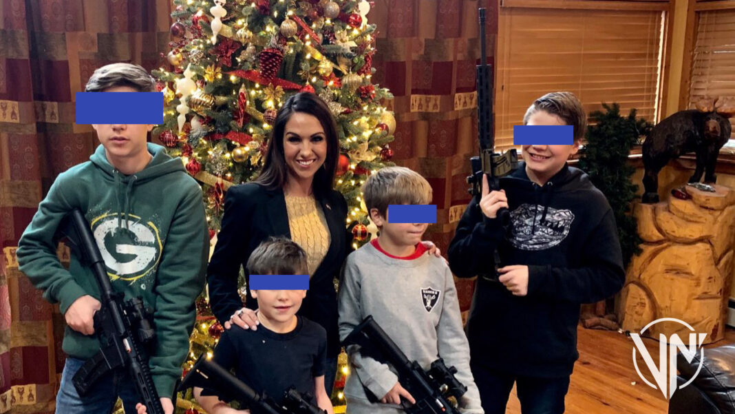Congresista Lauren Boebery posa con rifles acompañada de sus hijos