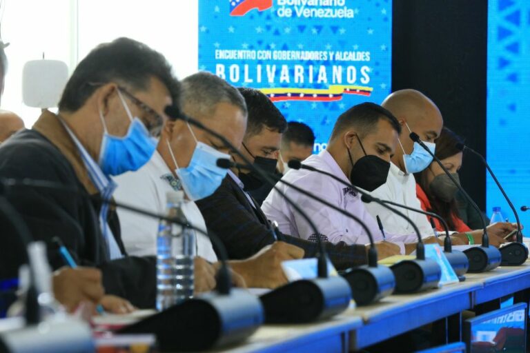 Maduro se reúne con gobernadores y alcaldes bolivarianos: Que nadie se aleje del pueblo