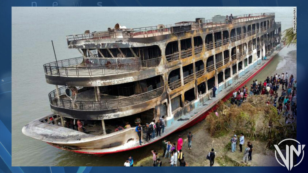 Incendio de ferry en Bangladesh deja 38 muertos