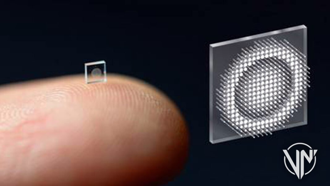 Científicos estadounidenses desarrollan una nanocámara basada en un nuevo sistema óptico llamado metamaterial del tamaño de un grano de sal.