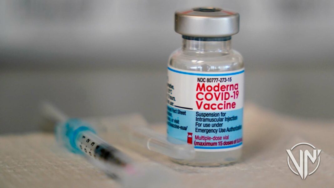 Efectividad de tercera dosis en las vacunas de Pfizer y Moderna baja a los cuatro meses