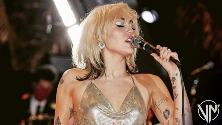 Casi en Topless: Así quedó Miley Cyrus en pleno concierto
