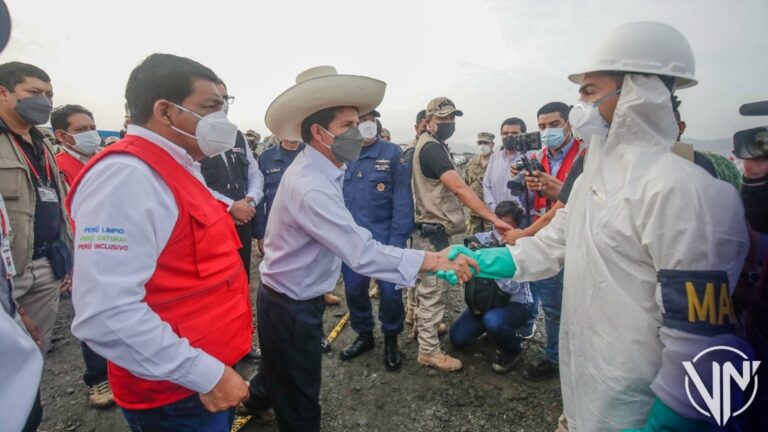 Presidente de Perú inspeccionó labores de recuperación a playas afectadas por derrame petrolero