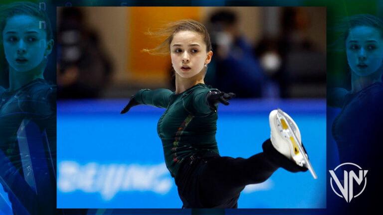 Kamila Valíeva logra primer lugar en programa corto de patinaje individual
