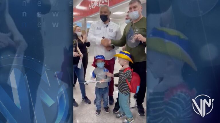 Otorgan premio a niño de 7 años por ser el turista ruso 10 mil en Venezuela