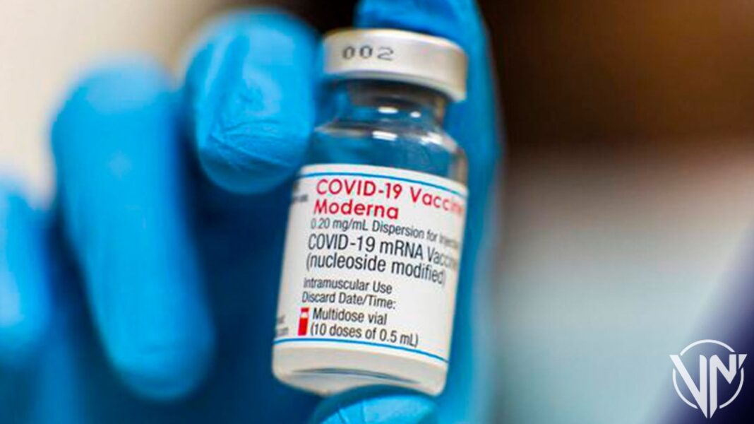 Moderna prueba combinar su vacuna anticovid con una que ataca Ómicron