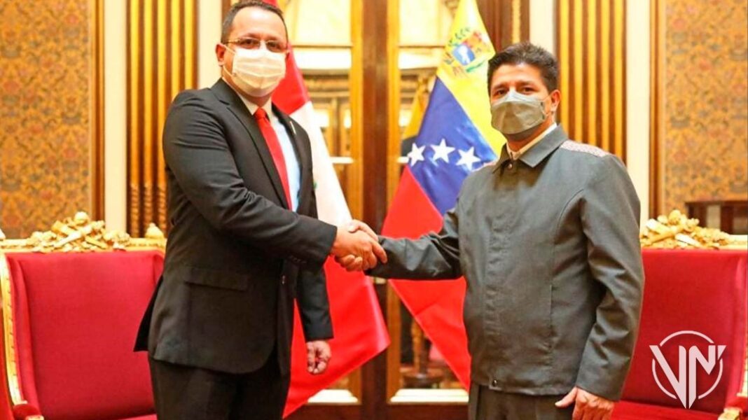 Pedro Castillo recibió credenciales del embajador venezolano Alexander Yánez