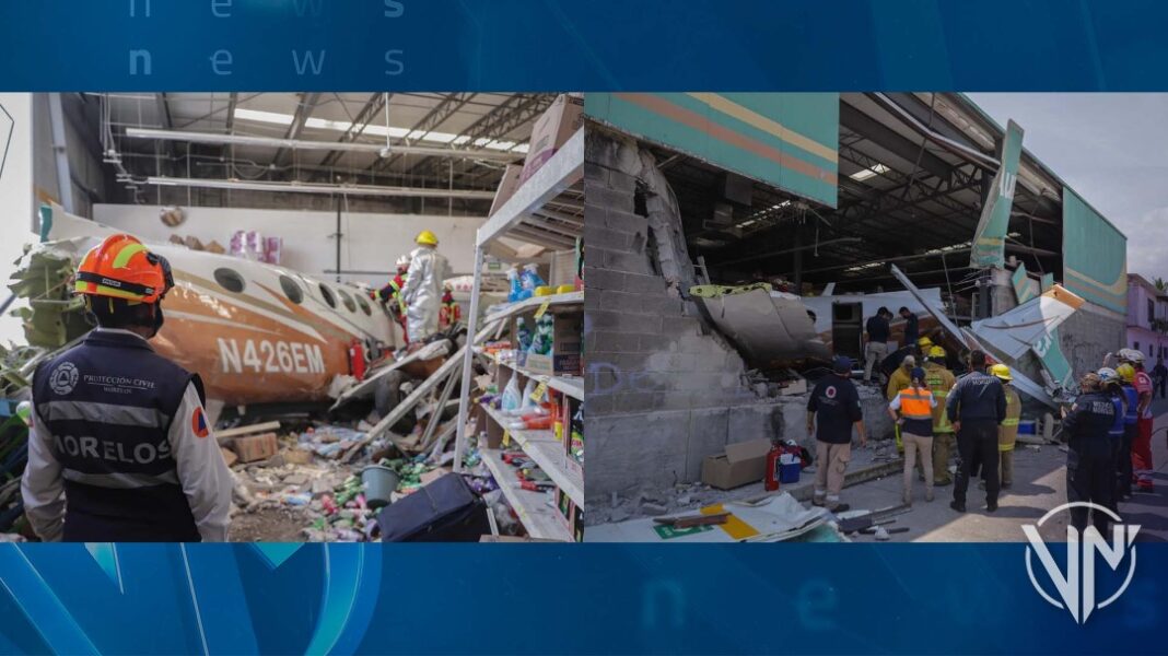 Avioneta se desploma en supermercado en México
