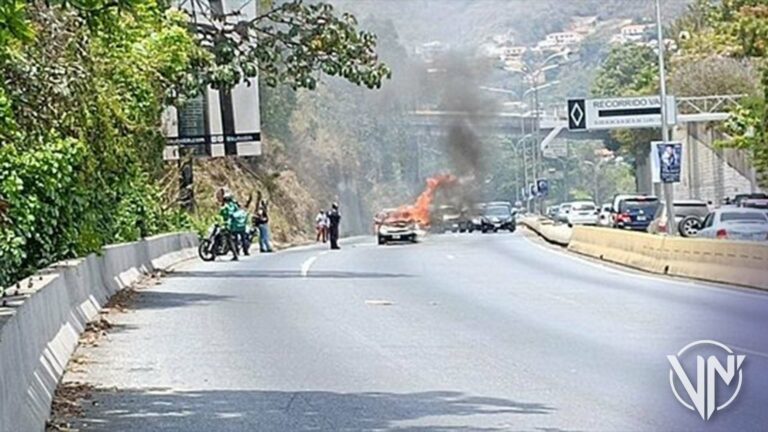 Usuarios reportan incendio de vehículo en la autopista Prados del Este