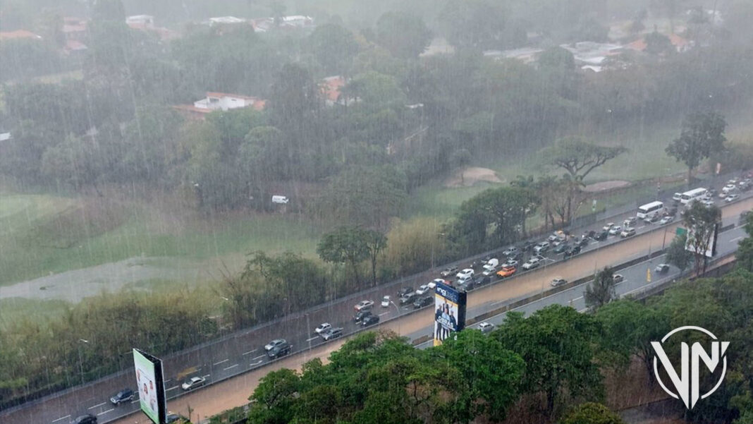 Intensas lluvias en Caracas provocan caída de granizo