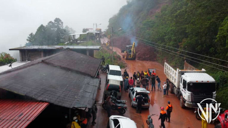 Táchira: Vía al páramo obstruida por deslizamiento de mil 200 metros cúbicos de sedimentos