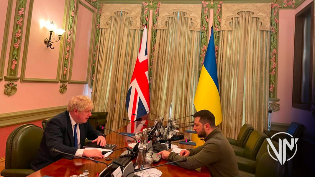 Boris Johnson viaja a Kiev y le ofrece a Ucrania 120 millones de euros en ayuda militar