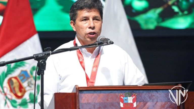 Presidente de Perú elimina pago de impuesto a combustibles
