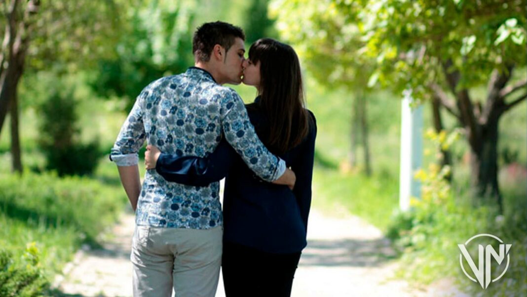 El Día Internacional del Beso se celebra cada 13 de abril, después de que una pareja en Tailandia ganara un concurso en 2013, con el beso más largo de la historia.