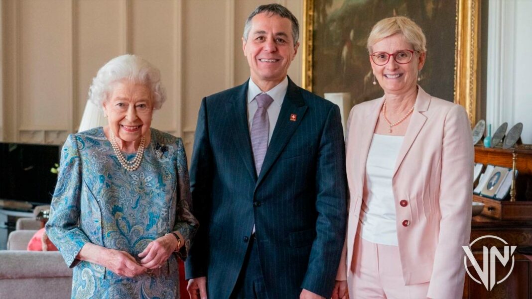 Reina Isabel II recibe a presidente suizo sonriente y sin bastón
