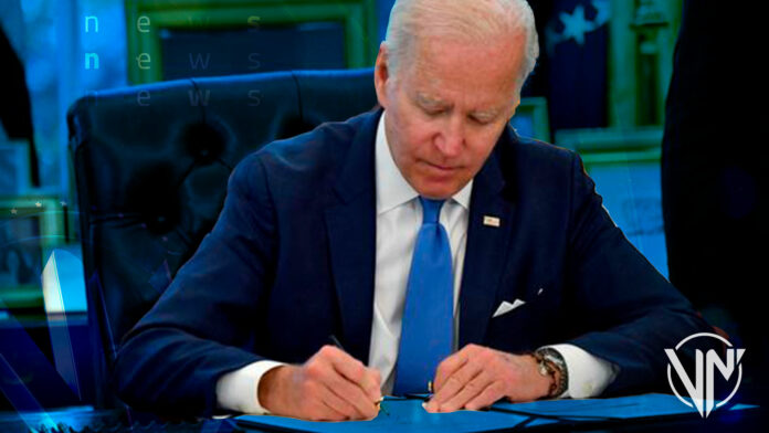 Joe Biden firma Ucrania