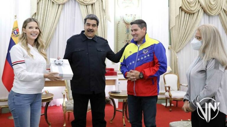 Presidenta de Tves entregó capítulos de «Cambiando Vidas» a Maduro