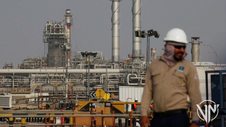 Principales productores de petróleo acuerdan nuevo aumento marginal