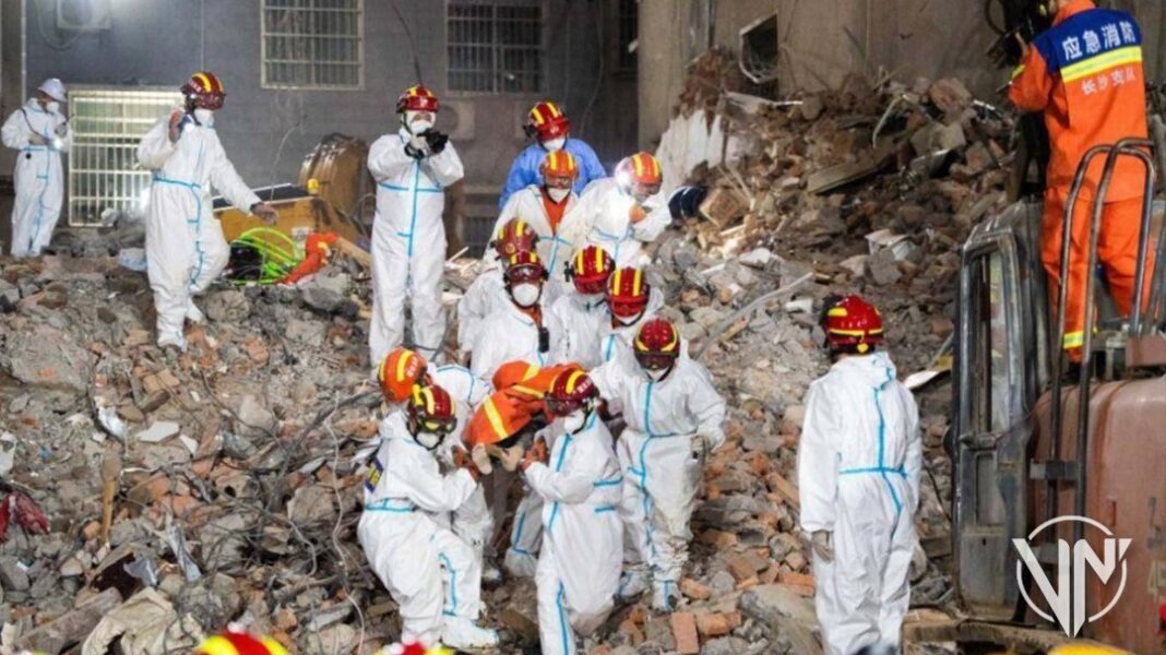 53 personas muertas tras derrumbe de edificio en China