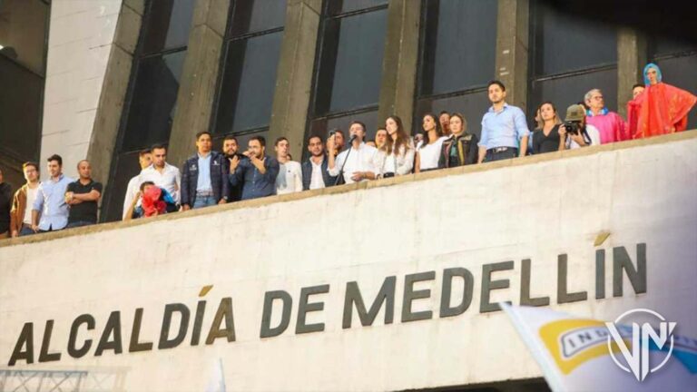 Colombia: Ciudadanos hacen plantón en Medellín rechazando suspensión de alcaldes