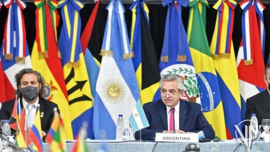 Presidente de Argentina deshoja la margarita en su participación en Cumbre de las Américas