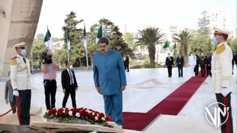 Maduro puso ofrenda floral en el Monumento de los Mártires en Argel