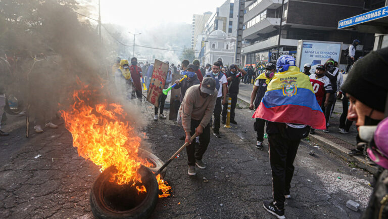Siguen protestas en Ecuador: Manifestantes atacan el edificio de la Fiscalía en Quito