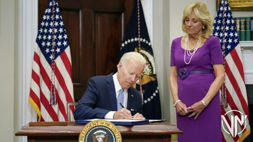 Biden firmó Ley para la restricción de armas en EEUU