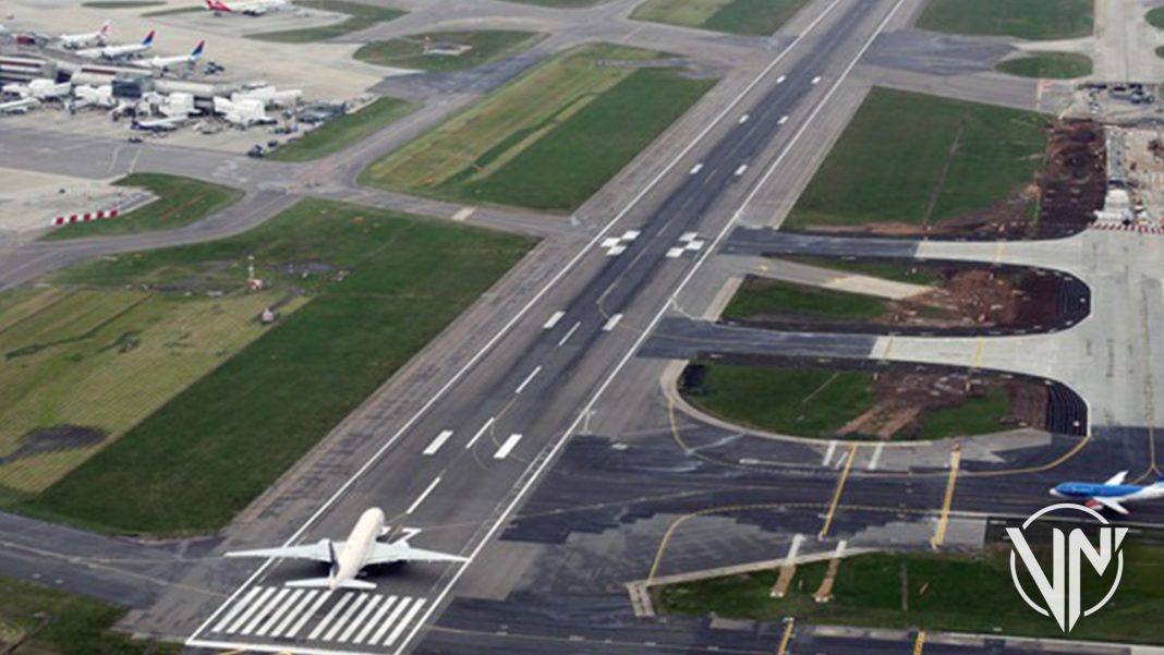 Altas temperaturas derritieron pista de aterrizaje en Reino Unido
