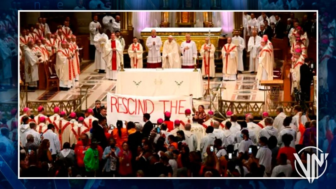 Papa Francisco es interrumpido durante misa en Quebec