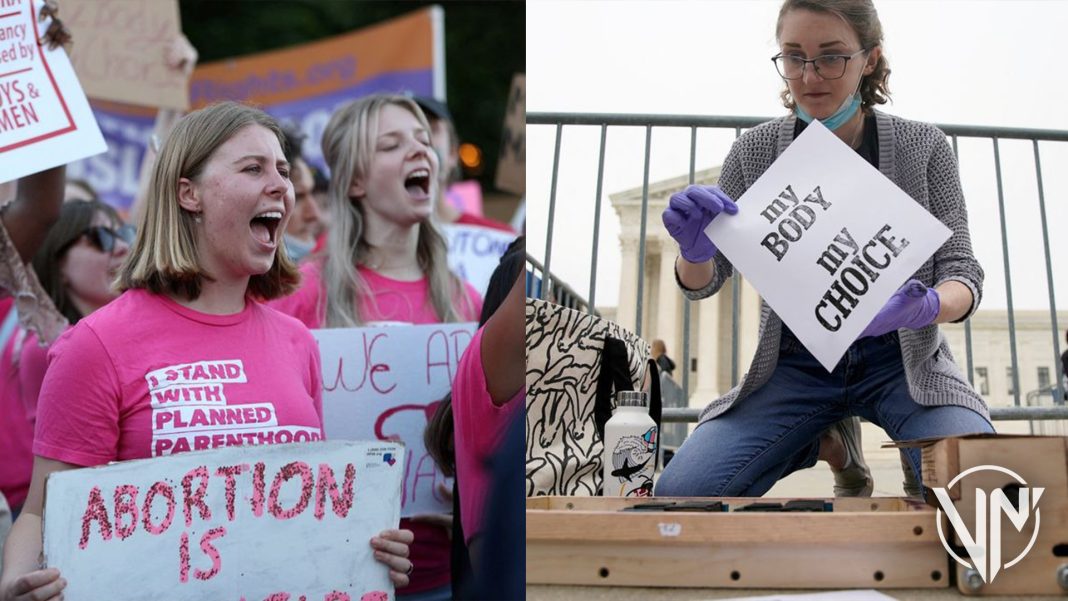 Estudiantes reconsideran oferta universitaria por prohibición del aborto en Estados Unidos