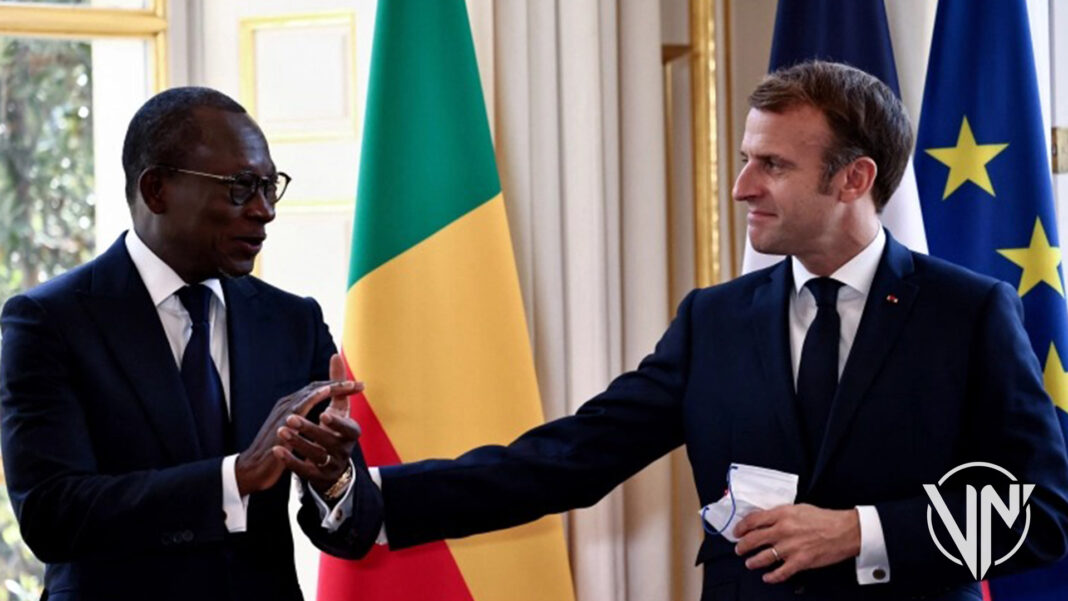 Ministro de exteriores de Benín se sacude el hombro luego de que Macron lo saludara