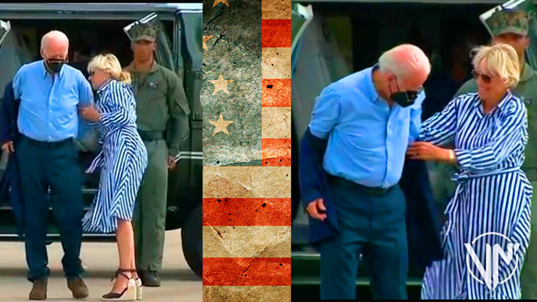 Joe Biden se pelea con su chaqueta y su esposa Jill le ayuda