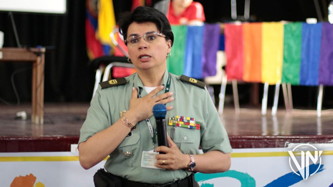 Policía lesbiana Colombia