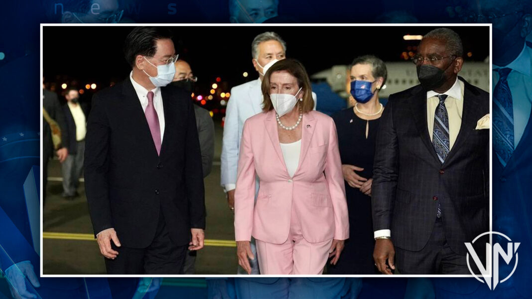 Nancy Pelosi desafía a China y aterriza en Taiwán