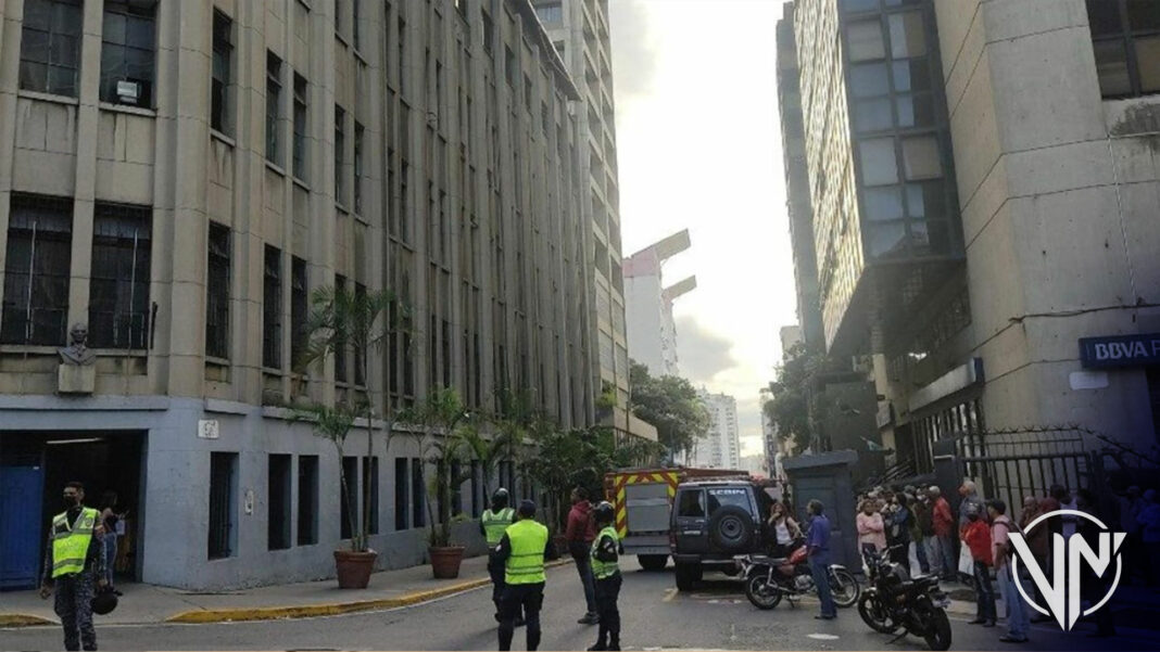 Bomberos extinguen incendio en edificio adyacente al BCV (+Video)