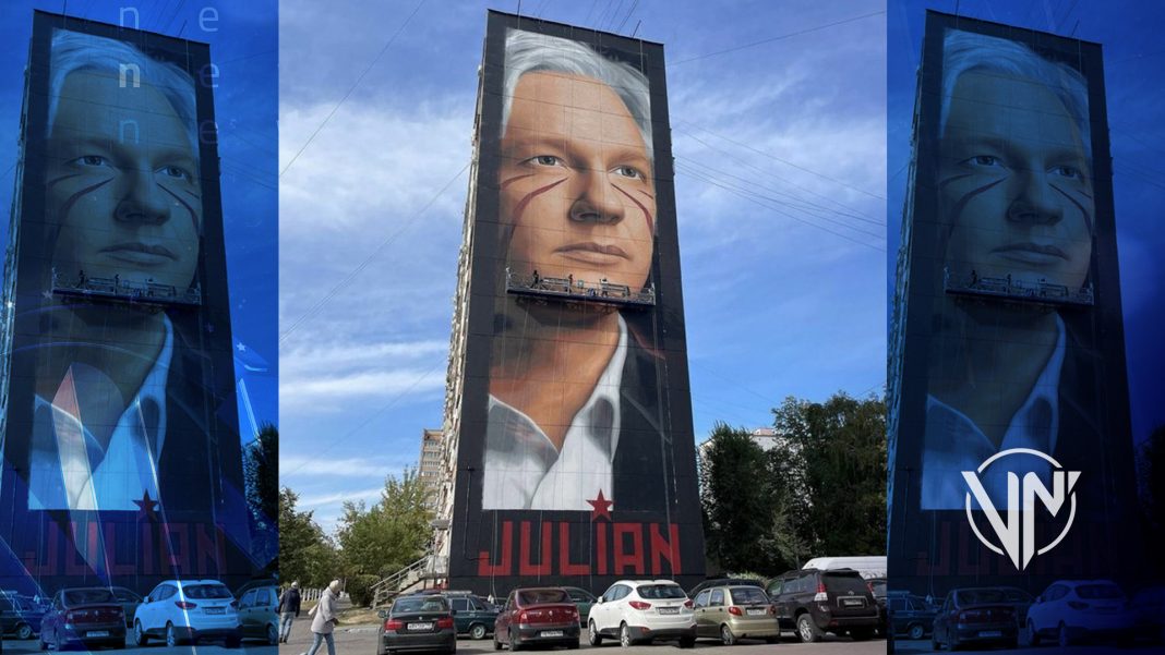 Artista callejero realizó mural gigante de Julian Assange en Moscú