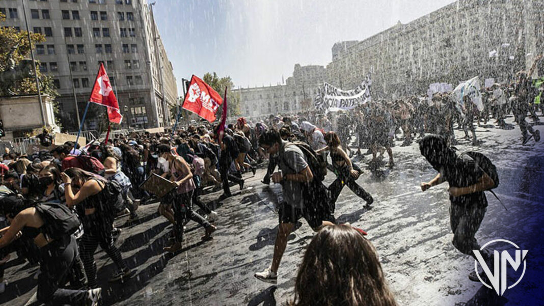 Estudiantes protestan en Chile ante inminente cambio de gabinete