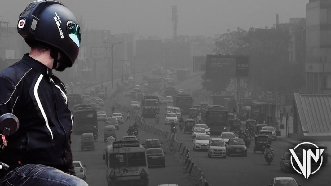 Crean innovador casco que purifica aire contaminado en India