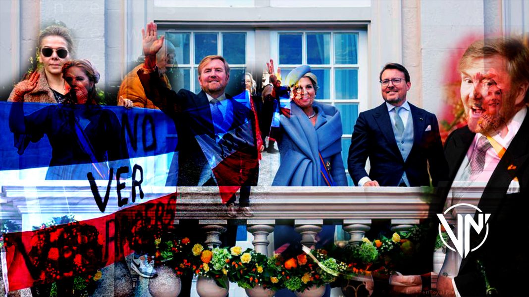 Con abucheos y protestas reciben al Willem-Alexander