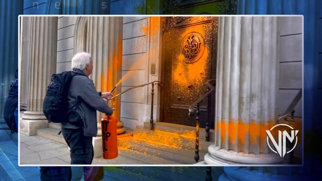 Activistas pintan de naranja cuatro edificios de Londres (+Video)