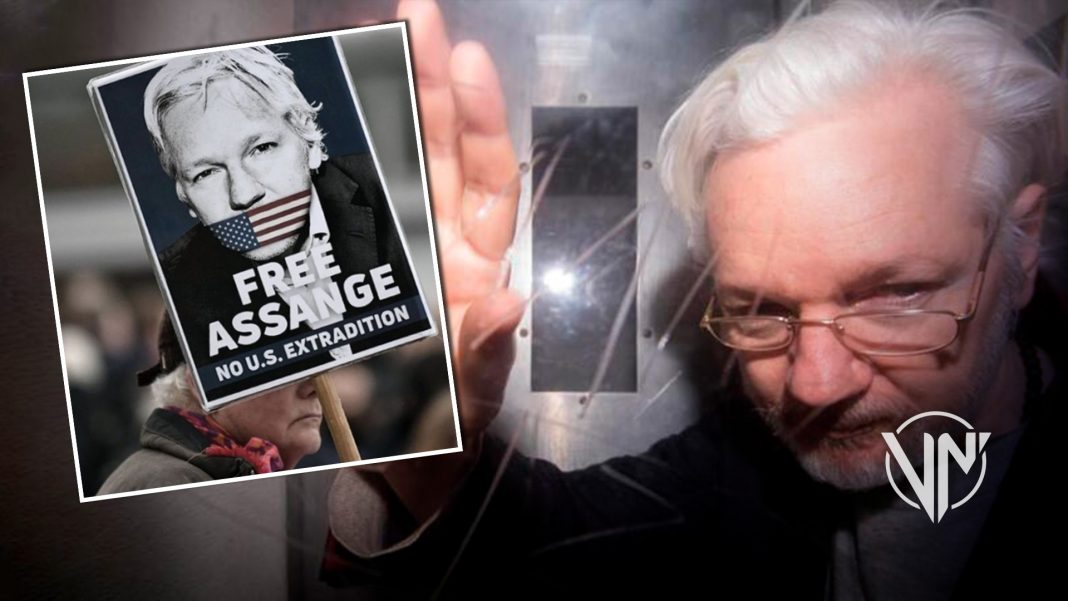 Julian Assange contrae covid-19 en prisión