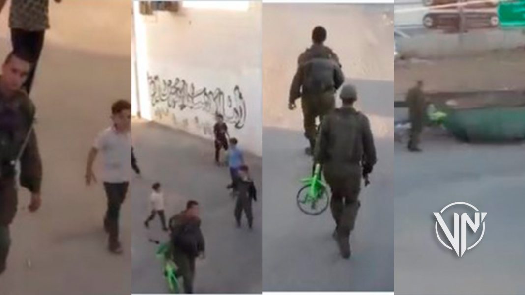 Soldado israelí confisca bicicleta a niño palestino