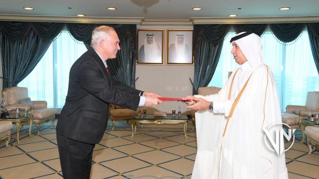 Embajador Carlos Mata entregó Copias de Estilo ante Cancillería de Qatar