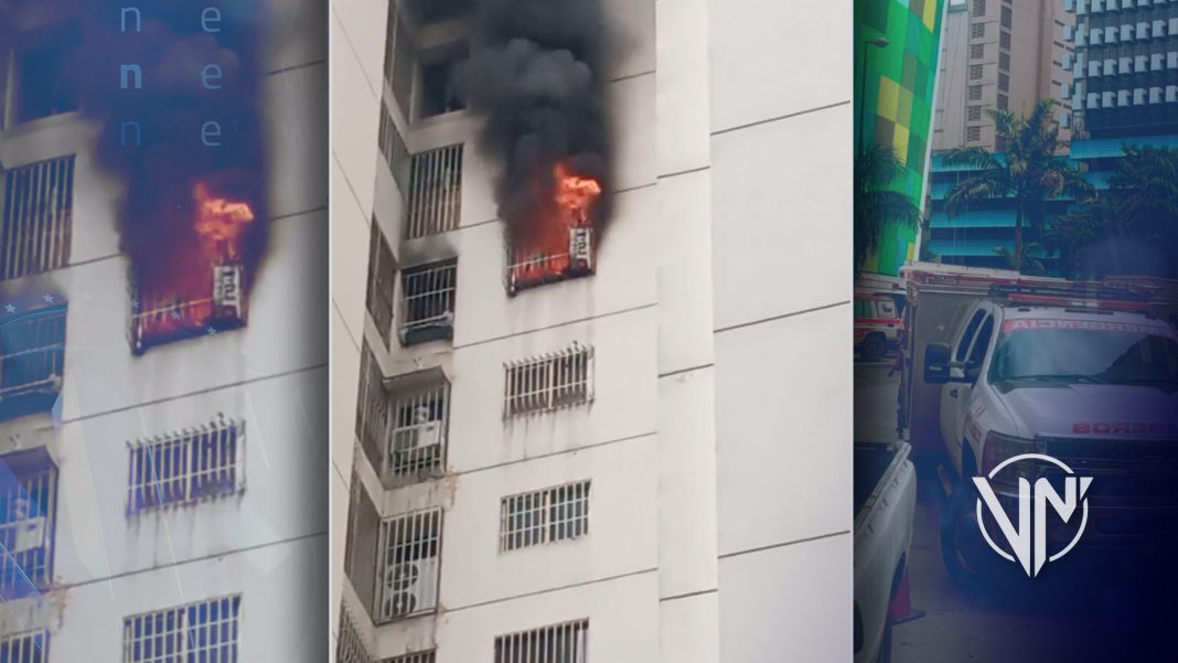 Bomberos controlaron incendio registrado en edificio de La Candelaria