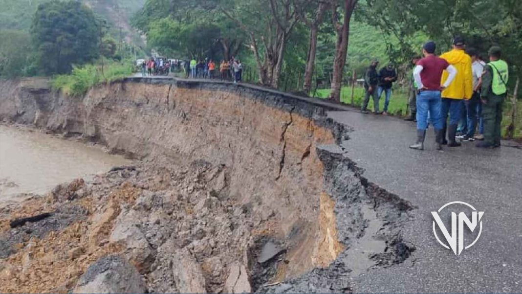 Intensas lluvias colapsan carretera que conecta a estados Lara y Yaracuy