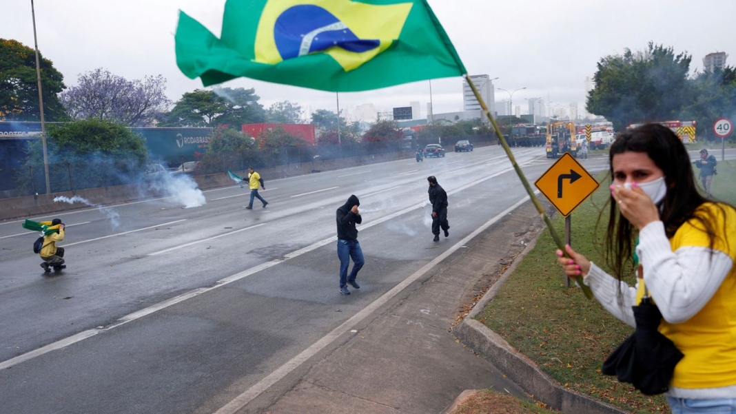 Manifestantes bolsonaristas atacaron autobús con estudiantes a bordo